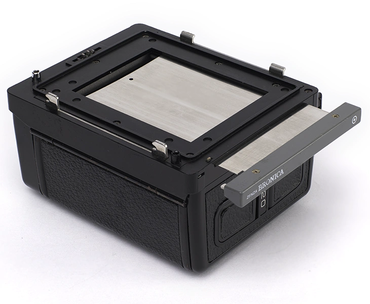 Removing the dark slide from a Bronica ETRSi generation film back